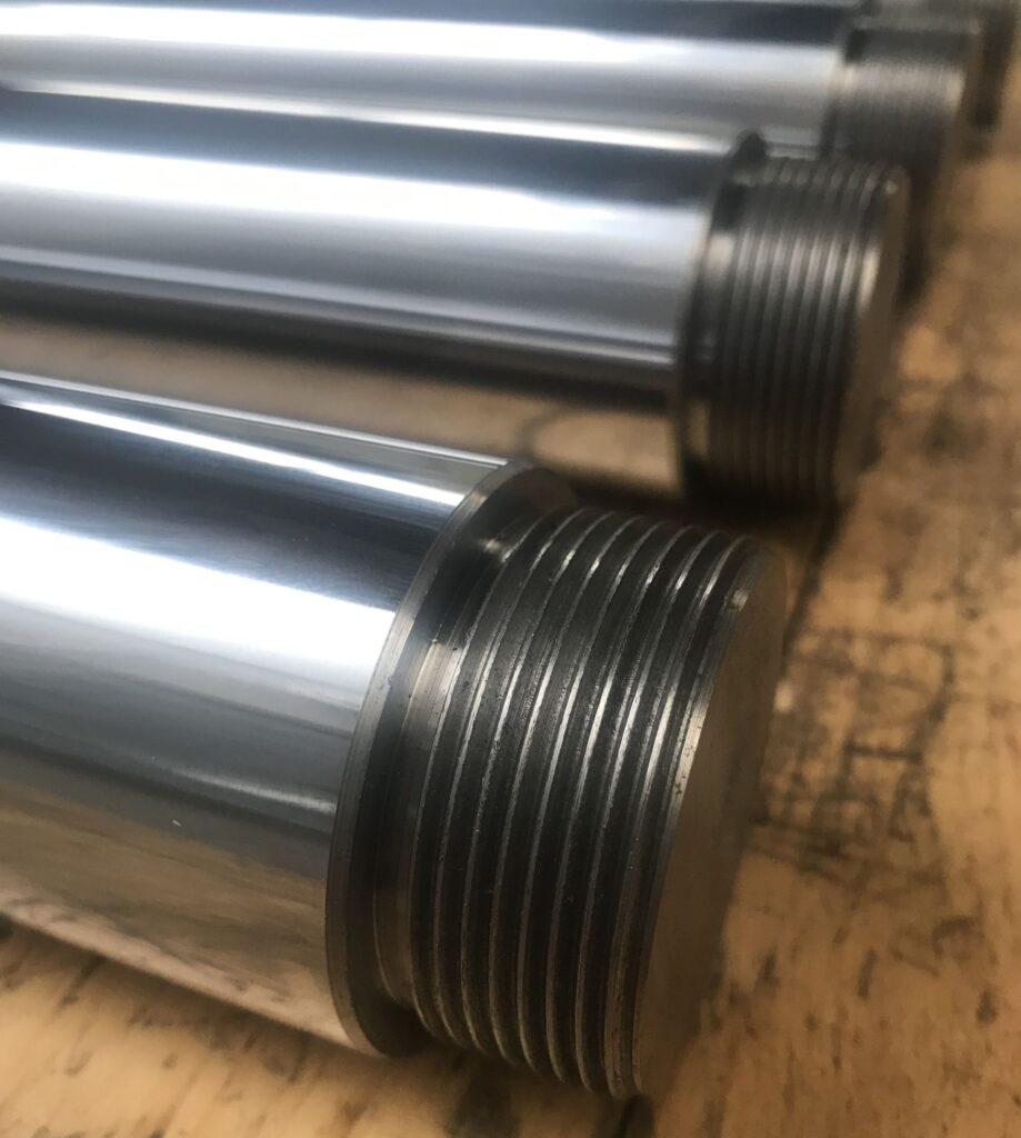 Threaded chromed rod for hydraulic cylinders