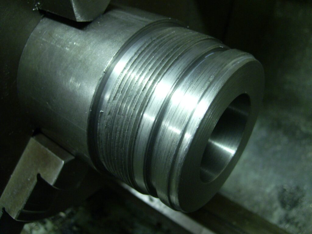 Thread machined on the lathe